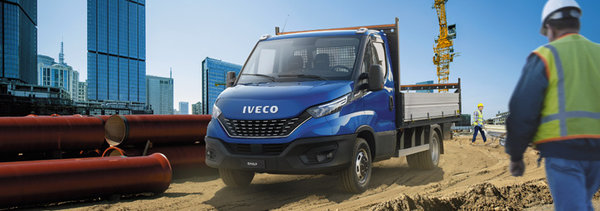 IVECO Daily Fahrgestell beim Einsatz auf der Baustelle